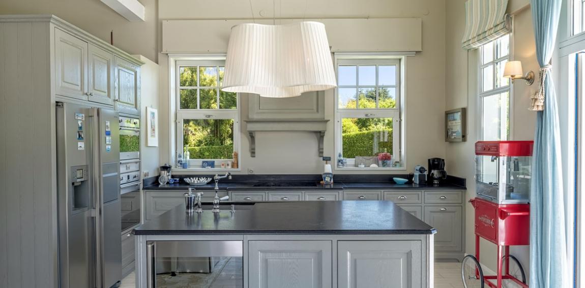 Charming house for sale with views on Lake Geneva.