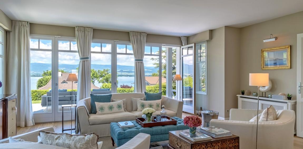 Charming house for sale with views on Lake Geneva.