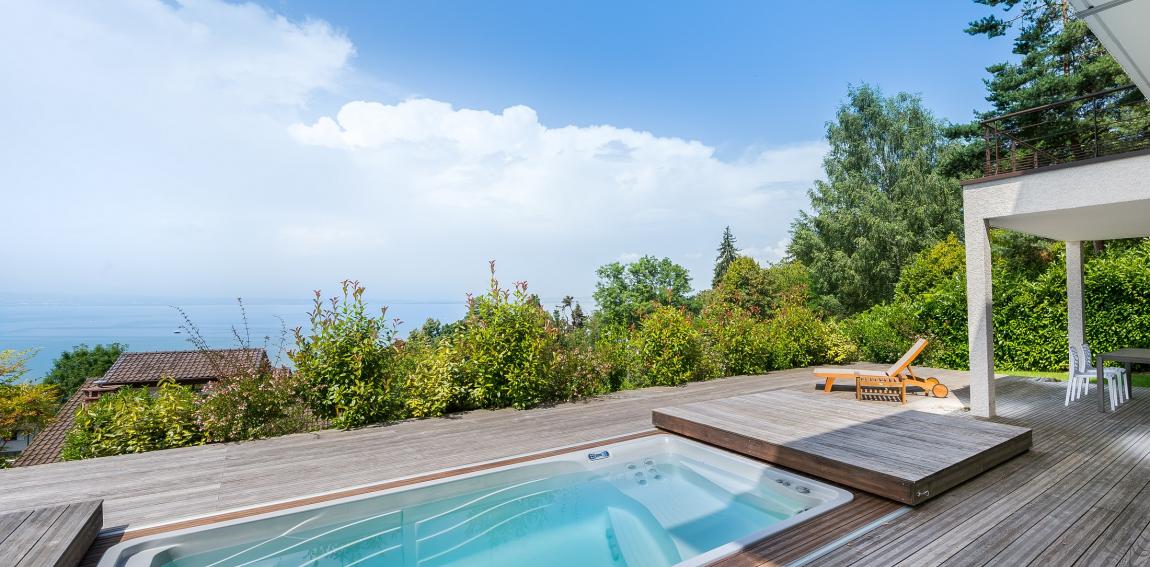 Infinity swimming pool in Evian