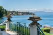 un palais pieds dans l'eau lac de geneva
