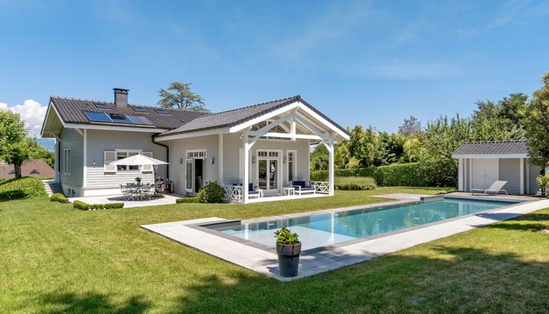 Charming house for sale with views on Lake Geneva.